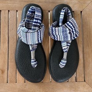 Sanuk Yoga Sling 2  sandal. Women’s size US 9. Gently used.